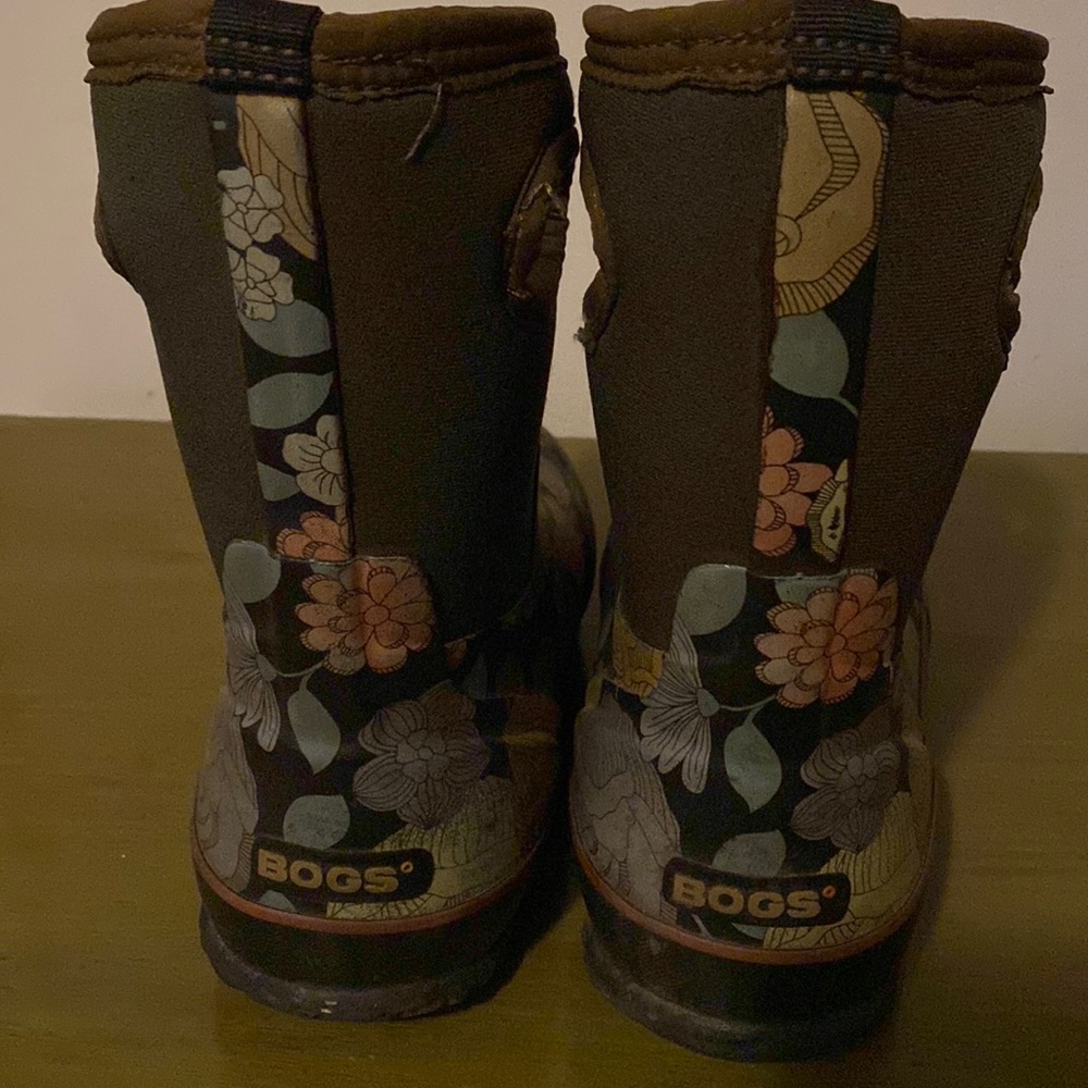 Women’s size 8 bogs